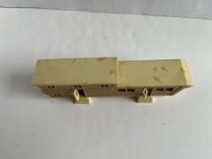 BACHMANN – HO Scale – TRAVEL TRAILER – Camper Caravan- Tan/Yellow – Vintage!