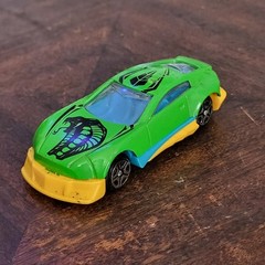 GREENBRIER SUNTOYS 9891 GREEN BLUE & YELLOW DIECAST 2 3/4″ CAR W/ COBRA SNAKE