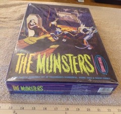 1997 POLAR LIGHTS THE MUNSTERS WEIRD, WILD , WACKY FAMILY MODEL KIT BOX OPEN