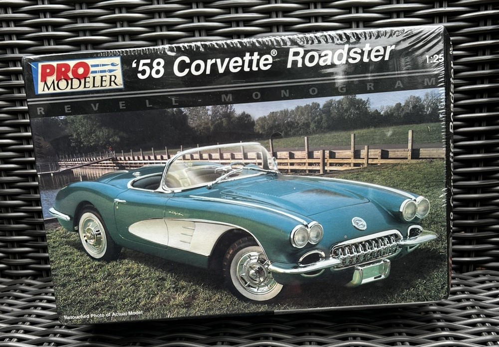 sealed PRO MODELER ’58 Corvette Roadster plastic 1:25 classic Car Model Kit