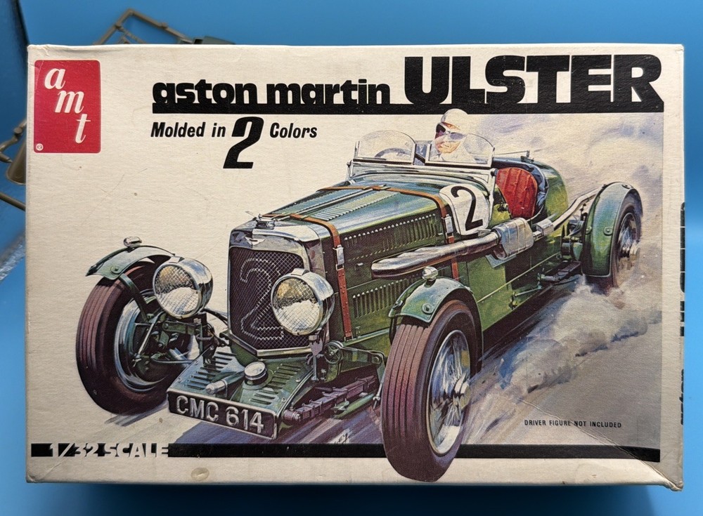 AMT Aston Martin Ulster 1:32 Scale Model Kit. MOLDED IN 2 Colors. READ