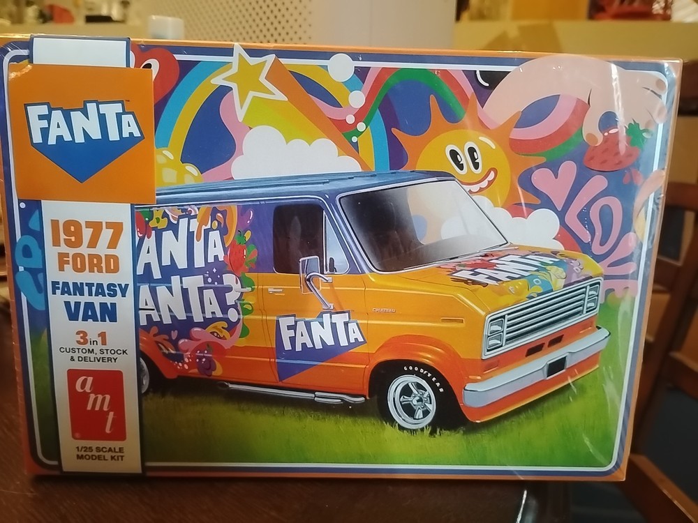 AMT 1977 Ford Fantasy Van 1:25 Scale Plastic Model Kit 1471 NISB