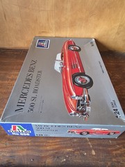 Italeri Mercedes-Benz 300 SL Roadster 1:24 Plastic Model Kit MPN 658