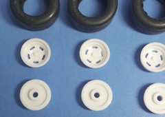 Set of 4 AMT Wide Valiant Scamp Short-Track 5 Hole Dish w/RL Goodyear Tires 1/25
