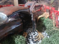 1957 CHEVY RUSTY JUNKER IN CORNER JUNKYARD DIORAMA SCENE /OPENING DOORS/TRUNK !!