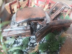 1957 CHEVY RUSTY JUNKER IN CORNER JUNKYARD DIORAMA SCENE /OPENING DOORS/TRUNK !!