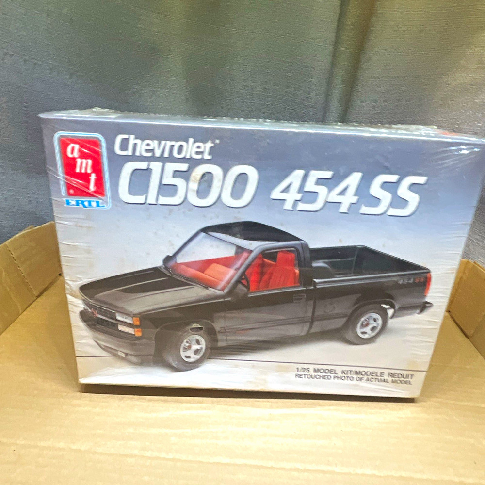 AMT Ertl Chevrolet C1500 454SS 1:25 Unassembled Model Kit Black/Red MPN 6032