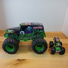 Revell Grave Digger Monster Jam Truck SnapTite Model 5″ x8″ with a Hot wheels