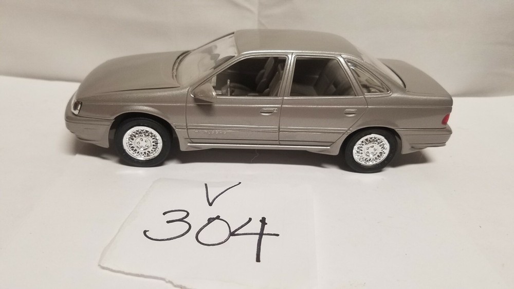 NIB Ertl 1/24 scale 1989 Ford Taurus SHO ( Titanium Met ) promo model #6054