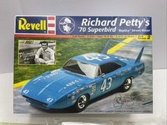 Revell #43 Richard Petty’s 70 Superbird Replica Racer 1:24 Model Kit 85-2990 M21