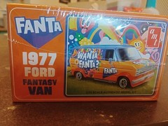 AMT 1977 Ford Fantasy Van 1:25 Scale Plastic Model Kit 1471 NISB