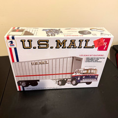 AMT U.S. Mail Ford C-900 Tilt-Cab Truck & Trailer 1:25 Plastic Kit AMT1263