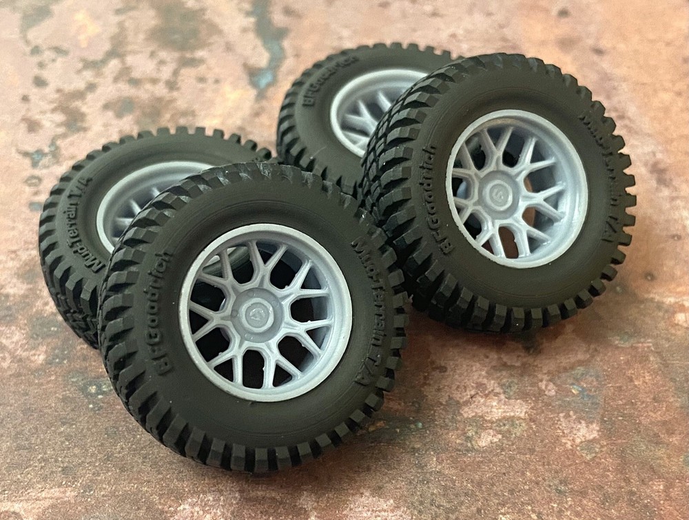 1/24 Scale: 18-Inch Fuel Tech Wheels W/ Mud Tires; Jeep, Resin 1/25