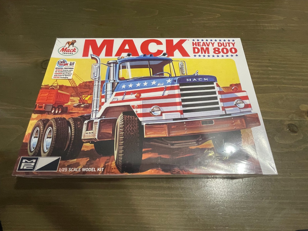 MPC 899 MACK DM800 HEAVY DUTY SEMI TRACTOR TRUCK MODEL KIT 1:25 SCALE MPC899 NEW