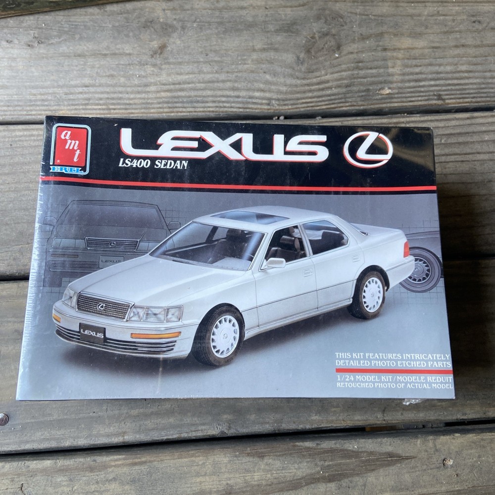 AMT ERTL Lexus LS400 Sedan 1:24 Scale Car Plastic Model Kit 6002, New Sealed