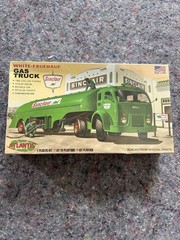 Atlantis White Fruehauf Gas Truck Sinclair or US Army 1:48 model kit 1402