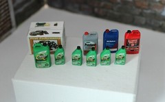 1/18 or 1/24; USelect Quaker State oil products Diorama, shop, Garage; 10 items
