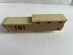 BACHMANN – HO Scale – TRAVEL TRAILER – Camper Caravan- Tan/Yellow – Vintage!