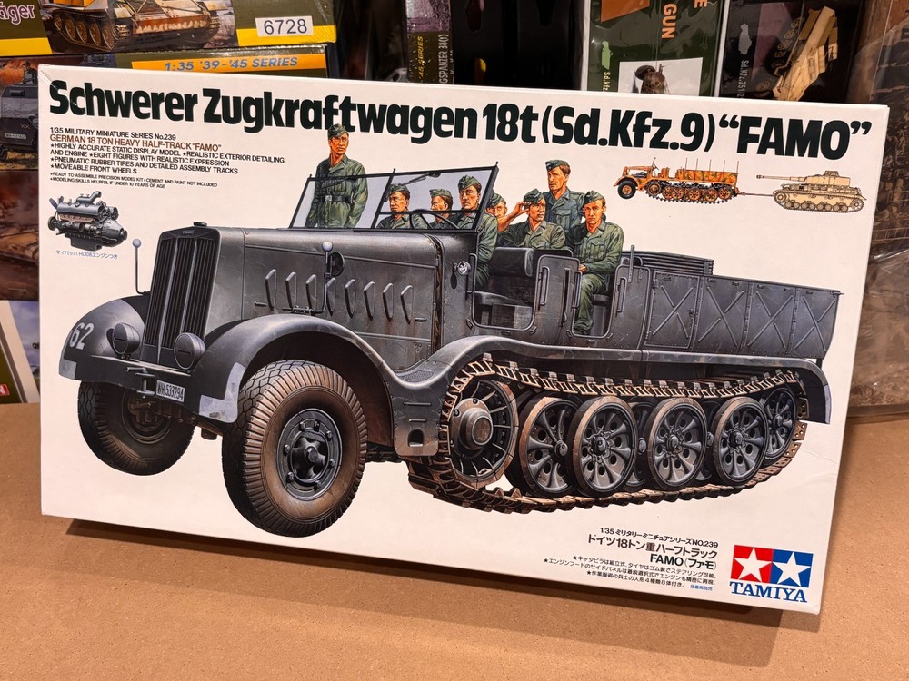 Tamiya 35239 1/35 Schwerer Zugkraftwagen 18t Sd.Kfz.9 FAMO Model Kit