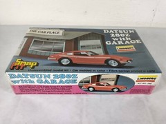 Datsun 280Z with Garage Lindberg SnapFit 1:32 Model Kit # 390