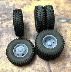 Resin 1/24 Scale: 15-inch “6-Hole” Dually Wheels W/ Commercial Truck Tires