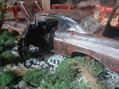 1957 CHEVY RUSTY JUNKER IN CORNER JUNKYARD DIORAMA SCENE /OPENING DOORS/TRUNK !!