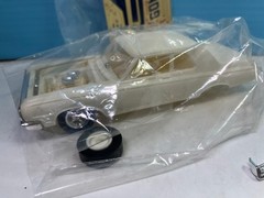 1/25 LINDBERG 1964 DODGE 330 S/S COLOR ME GONE BUILT MODEL CAR KIT OPEN B12