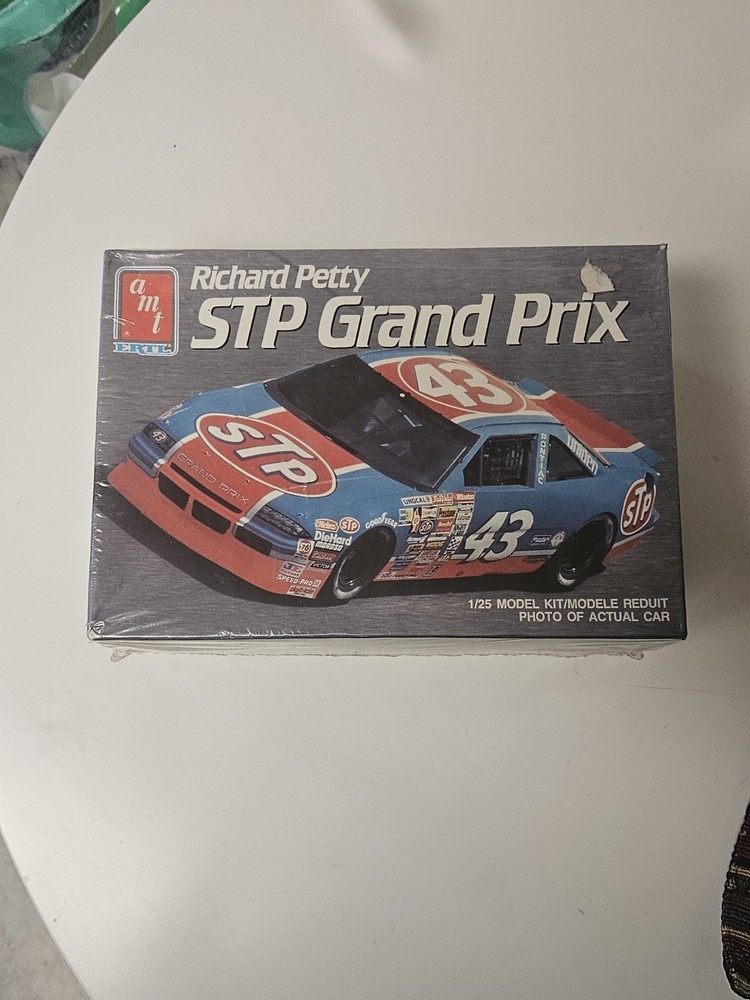 AMT Ertl 6728 1/25 43 STP Richard Petty Pontiac NASCAR Model Kit 1990 OPEN