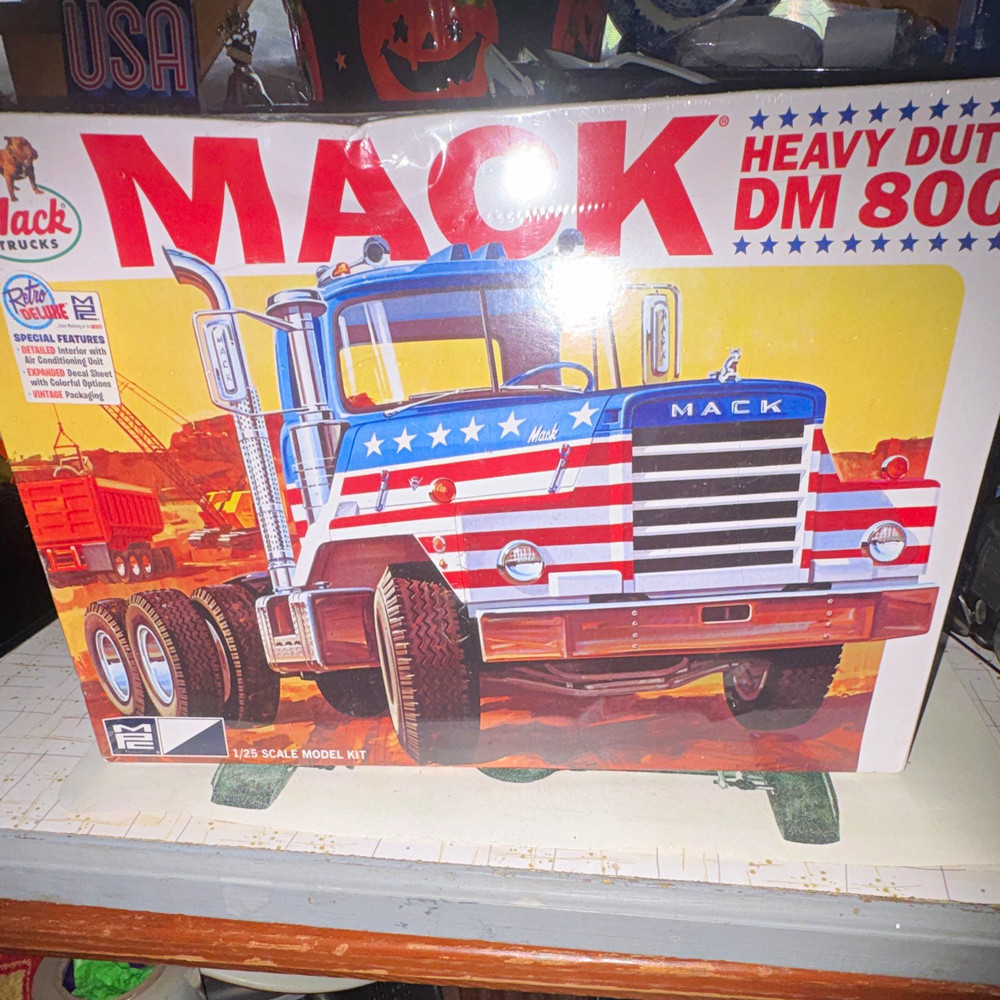 MPC Mack DM800 Heavy Duty Truck 1:25 Steerable Front End Model Kit