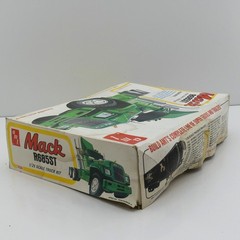 Vintage AMT Mack R685ST Truck Model Kit 1/25 Scale Unbuilt Complete in Box