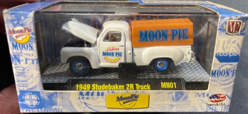 M2 Machines 1949 Studebaker 2R Truck Moon Pie White/Brown 1/64 NEW