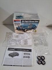 Revell 85-0882 1:25 Scale I932 Ford Street Rod Classic Car Model Kit w/Box