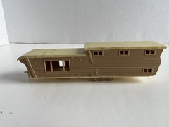 BACHMANN – HO Scale – TRAVEL TRAILER – Camper Caravan- Tan/Yellow – Vintage!