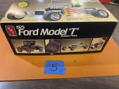 AMT 1925 Ford Model T Roadster / Pickup Model Kit 6512 (OPEN BOX )