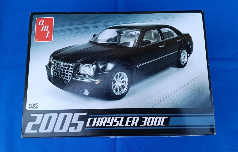 Vintage 2005 Chrysler 300C AMT 1/25 Scale Plastic Model Kit AMT-681