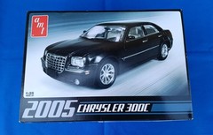 Vintage 2005 Chrysler 300C AMT 1/25 Scale Plastic Model Kit AMT-681