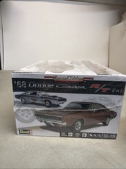 REVELL 14202-0177 ’68 DODGE CHARGER R/T 2-‘N-1 1/25 SCALE MODEL KIT – NEW