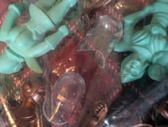Glencoe models 1/20 Scale Space Men and Women with Plastic Helmets