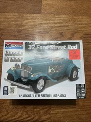 Monogram Classic Cruiser ’32 Ford Street Rod 1:24 Scale Model Car Kit