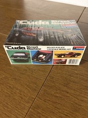 SEALED MONOGRAM CUDA BLACK STREET MACHINE SCALE 1:24 MODEL #2701. GREAT LOOKING
