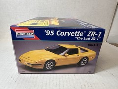Monogram 1995 Corvette ZR-1 1:24 Model Kit #2455 & Batman Comic (complete)