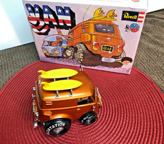 REVELL 1/25 DEAL’S WHEELS HIPPY VAN BUILT ART STUDIO DISPLAY MODEL & BONUS WOW!