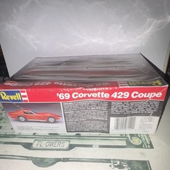 Revell ’69 Corvette 429 Coupe 1:25 Plastic Model Car Kit 1989 7149R0100