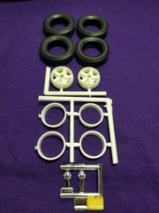 4 – REAR DAYTON WHEELS TIRES from Diamond REO Truck Tractor 1:25 AMT Model Kit