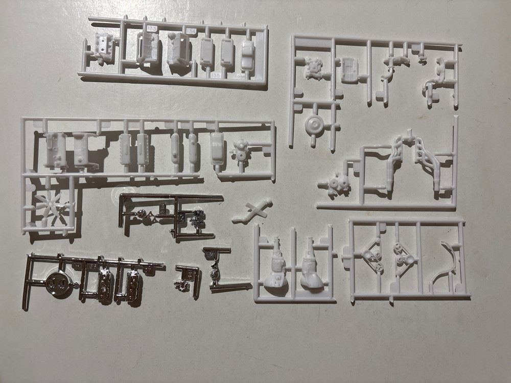 Model Car Parts – Revell 1968 Dodge Charger R/T Engine Parts 1/25 unpainted