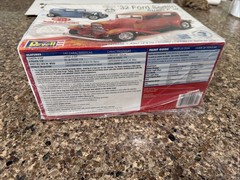 REVELL 1932 FORD SEDAN STREET ROD FACTORY SEALED INSIDE KIT! CIRCA 2007! VMCP!