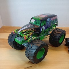Revell Grave Digger Monster Jam Truck SnapTite Model 5″ x8″ with a Hot wheels