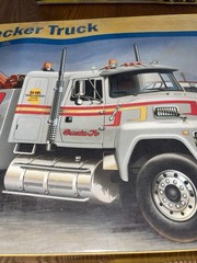 Italeri 3825 1/24 Scale Model Car Kit U.S Ford LTL 9000 Wrecker Tow Truck