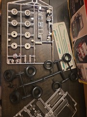 1:25 REVELL Twin Pack CHEVY STREET PICKUP 350 & 56 FORD F-100 Model Kit Trucks