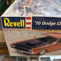 Revell 1970 Dodge Challenger T/A 2 ‘n 1 1/24 Scale Plastic Model Car Kit 85-2596